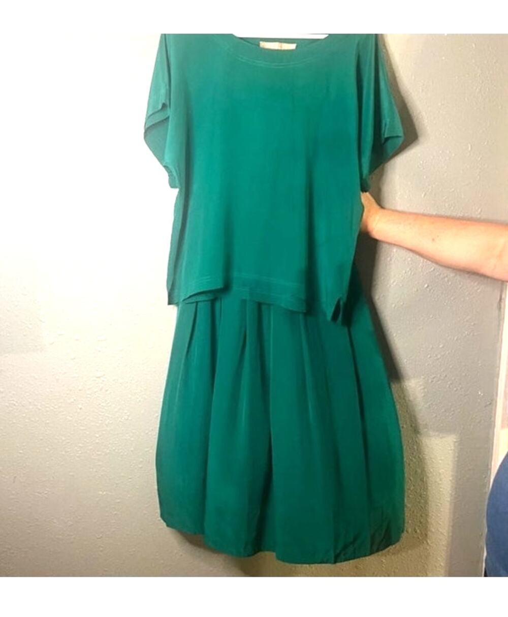 The Perry Ellis 100% Silk Women's Blouse prop 21.5 and Matching Hunter Green